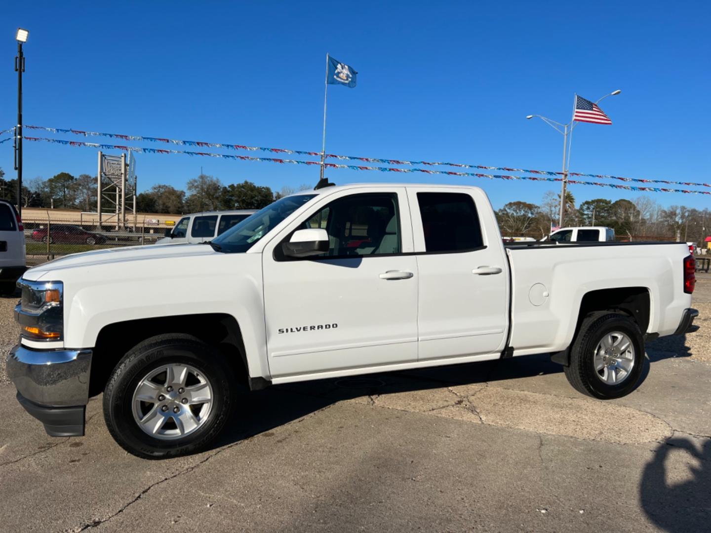 2017 White /Gray Chevrolet Silverado 1500 LT (1GCRCREC7HZ) with an 5.3L V8 engine, Automatic transmission, located at 4520 Airline Hwy, Baton Rouge, LA, 70805, (225) 357-1497, 30.509325, -91.145432 - 2017 Chevy Silverado Double Cab 5.3 V8 Gas, 6 1/2 Ft Bed, 187K Miles, Power Windows, Locks & Mirrors, Backup Camera. NO IN HOUSE FINANCING. FOR INFO PLEASE CONTACT JEFF AT 225 357-1497 CHECK OUT OUR A+ RATING WITH THE BETTER BUSINESS BUREAU WE HAVE BEEN A FAMILY OWNED AND OPERATED BUSINESS AT THE SA - Photo#1